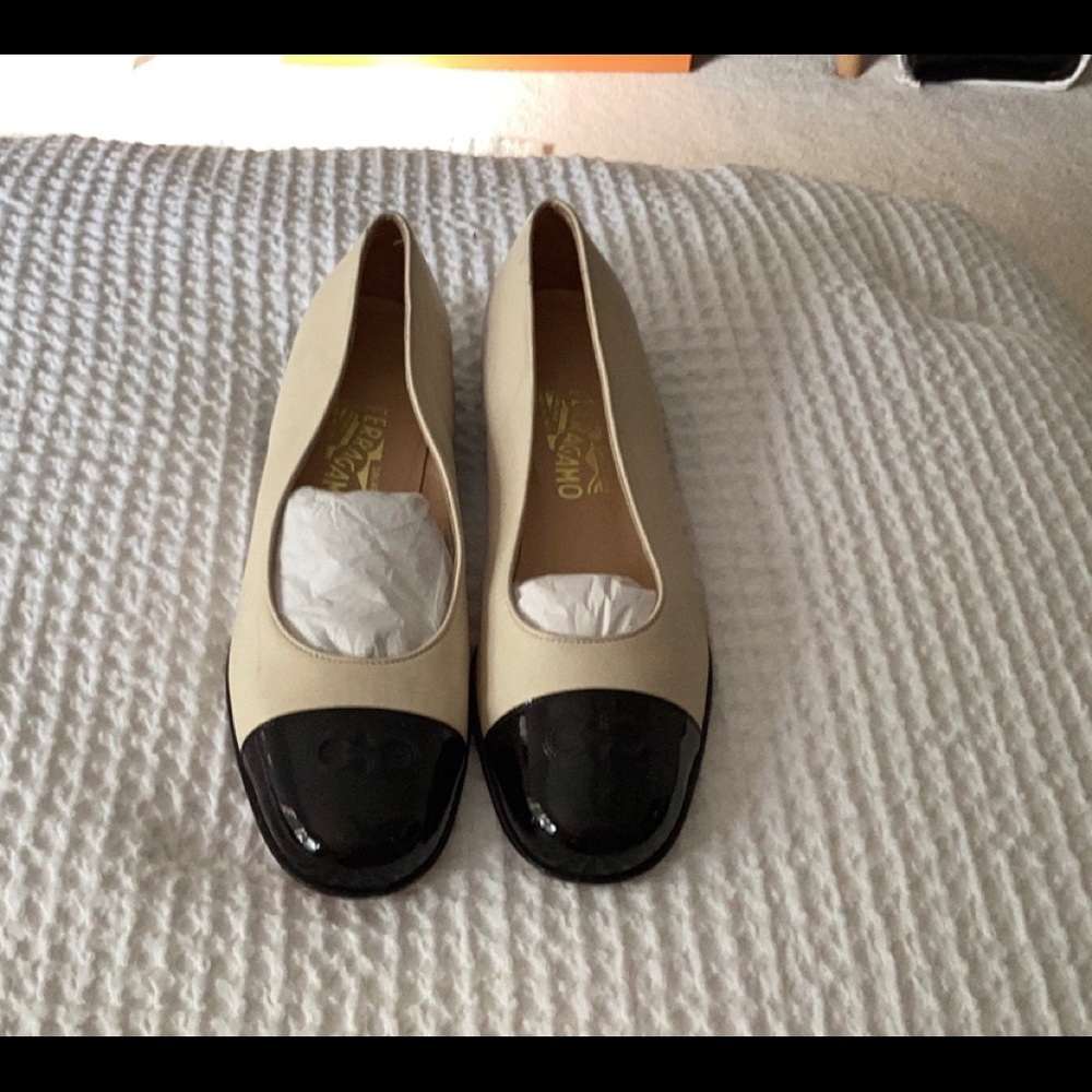 SALVATORE FERRAGAMO~9AA Spectator flat~
